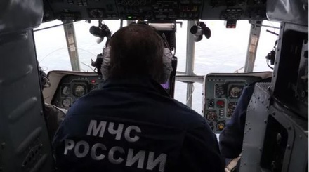 Непогода мешает оказать помощь морякам перевернувшегося судна у берегов Крыма
