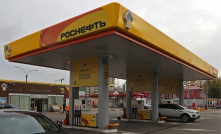 «Роснефть» заявила, что подписала соглашение о заморозке цен на топливо ещё 1 ноября