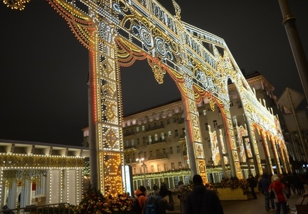 В Москве включили новогоднюю подсветку