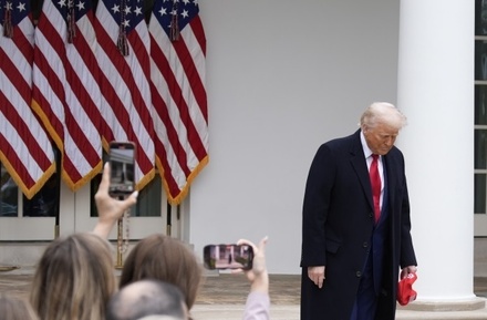 Аналитик: Трамп пытается усидеть на двух разъезжающихся стульях