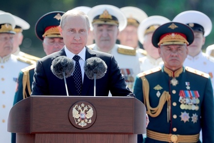 Путин поздравил участников и зрителей парада в Петербурге с Днём ВМФ