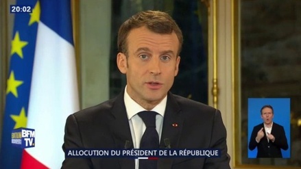 Макрон ввёл во Франции «чрезвычайное экономическое и социальное положение»