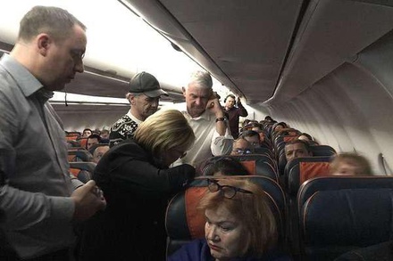 Вероника Скворцова оказала неотложную помощь женщине на борту самолёта