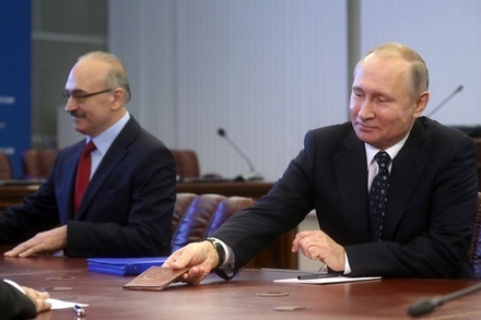 Владимир Путин лично привёз в ЦИК документы для регистрации на выборах