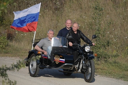 Глава Крыма объяснил детям, почему ездил с Путиным на мотоцикле без шлема