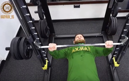 Глава Чечни показал жим штанги лёжа
