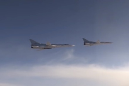 Минобороны РФ опубликовало видео удара дальней авиации по позициям ИГ в Сирии