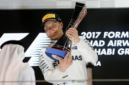 Финский гонщик Валттери Боттас выиграл финальный этап «Формулы-1»