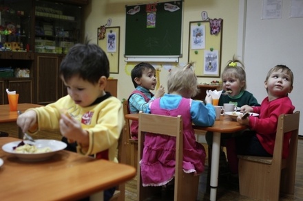 На Урале воспитательница детсада заставила ребёнка есть упавшее на пол блюдо