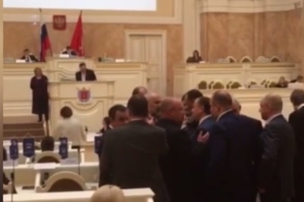 Устроивших потасовку в петербургском ЗакСе депутатов не накажут