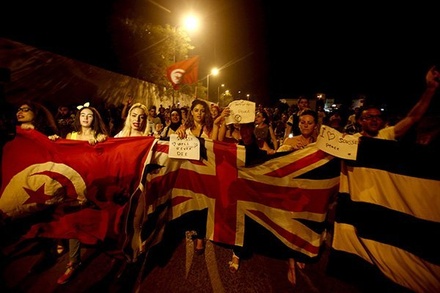 Тысячи тунисцев по всей стране вышли на митинги против терроризма