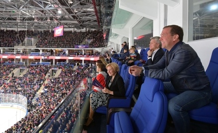 На решающий матч Западной конференции КХЛ приехал Дмитрий Медведев