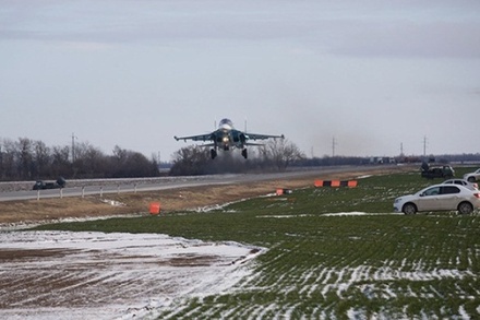 Три боевых самолёта приземлились на шоссе под Ростовом-на-Дону