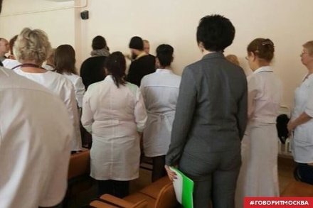 Участников научной конференции в поликлинике в Москве окропили святой водой