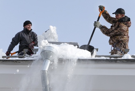 В ОП призвали повысить ответственность служб ЖКХ за неубранный с крыш снег