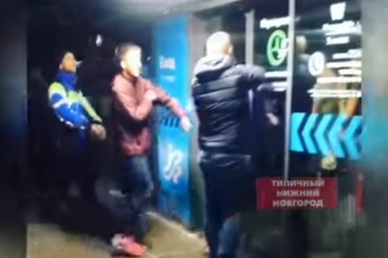 Посетители нижегородского ТЦ в панике попытались взломать дверь на парковку