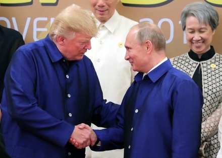 Путин и Трамп поприветствовали друг друга на заседании лидеров экономик стран АТЭС