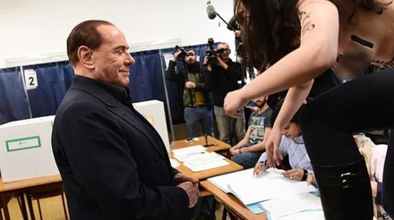 Активистка Femen пыталась помешать Берлускони проголосовать на выборах