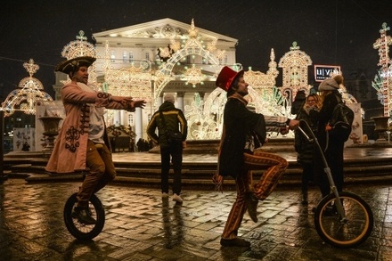 Москву украсили праздничными световыми инсталляциями