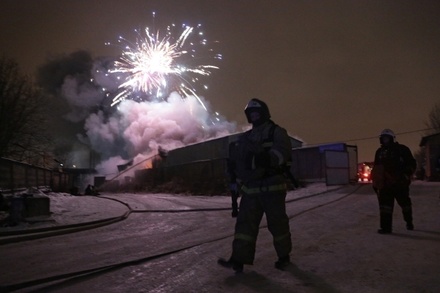 Пожар на складе пиротехники в Петербурге локализован