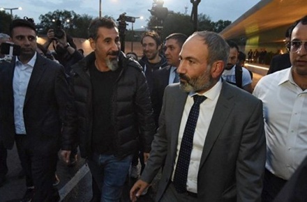 Оппозиционер Пашинян второй раз официально выдвинут на пост премьера Армении