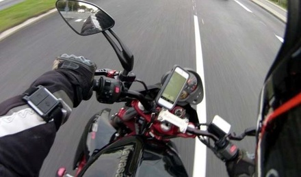 Apple призвала не закреплять iPhone на мотоциклах из-за вреда для камер