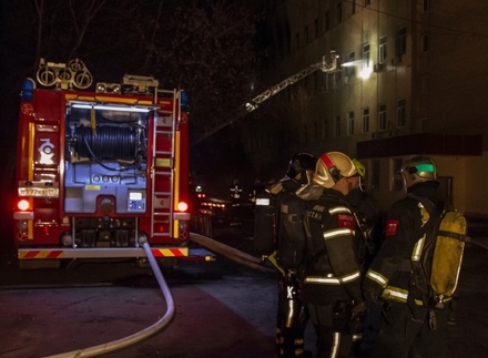 При ликвидации пожара в жилом доме на юге Москвы погиб спасатель