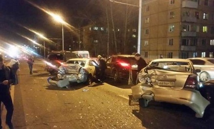 В Иркутске автобус протаранил восемь машин
