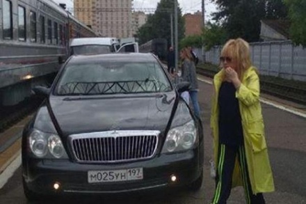 РЖД проверят действия сотрудников Рижского вокзала из‐за авто Пугачёвой на платформе