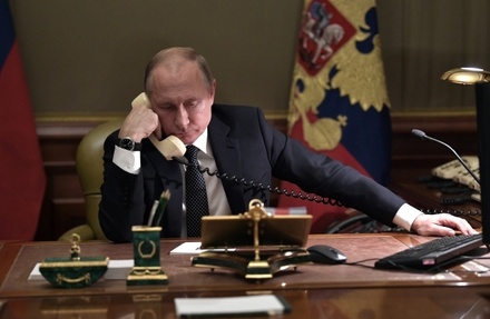 Песков объяснил отсутствие мобильного телефона у Путина
