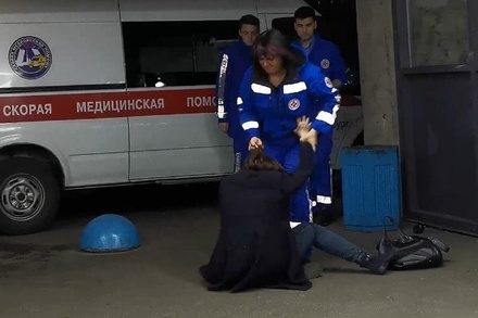 В Петербурге проверяют информацию о драке врачей скорой помощи с пациенткой
