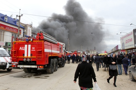 При пожаре на рынке в Махачкале пострадали 52 человека