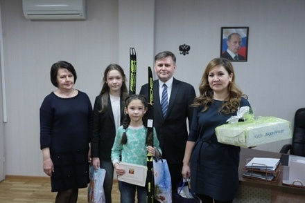 Две школьницы из Челябинска получили от Владимира Путина лыжи