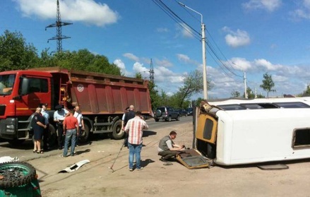 В Орле столкнулись грузовик и микроавтобус