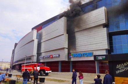 В Иркутске из-за пожара в торговом центре эвакуировали 2 тысячи человек