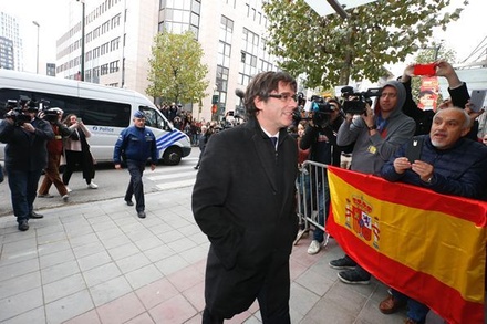 Экс-главу Каталонии и остальную администрацию вызвали в суд для дачи показаний