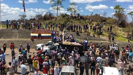 Военные Венесуэлы не пустили из Бразилии первый грузовик с гуманитарной помощью