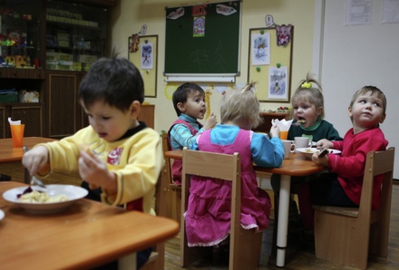 Самарский губернатор поручил усилить контроль за продуктами в школах и садах