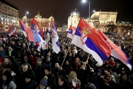 Тысячи сербов приняли участие в митинге против президента страны