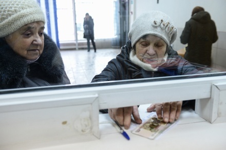 СМИ узнали о принятии решения повысить пенсионный возраст в России