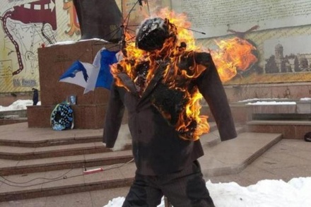 Сторонники Михаила Саакашвили сожгли чучело с портретом Петра Порошенко
