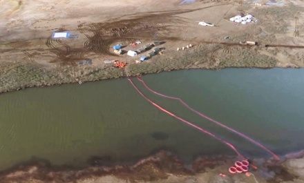Спасатели создали резерв боновых заграждений на месте разлива в Норильске