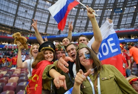 Тысячи людей вышли на улицы, празднуя победу сборной России над испанцами