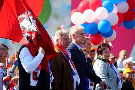 Сергей Собянин возглавил первомайское шествие на Красной площади