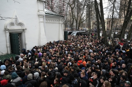 Сотни людей пришли проститься с рэпером Пашей Техником