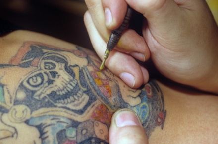 Дерматолог предупредила об опасности использования красных красок для татуировок