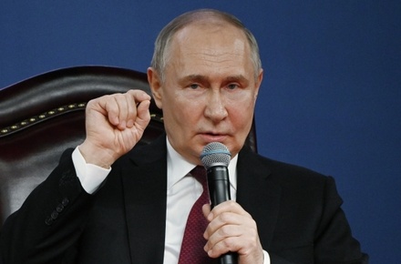 Владимир Путин назвал горячей ситуацию с паводками и пожарами в некоторых регионах