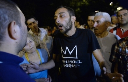 Армянский политолог назвал провокацией ультиматум протестующих в Ереване