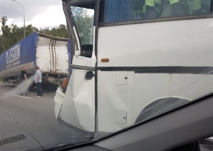 Три человека пострадали в ДТП с пассажирским автобусом и фурой на Симферопольском шоссе