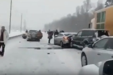 13 машин столкнулись в Ростовской области, один человек погиб